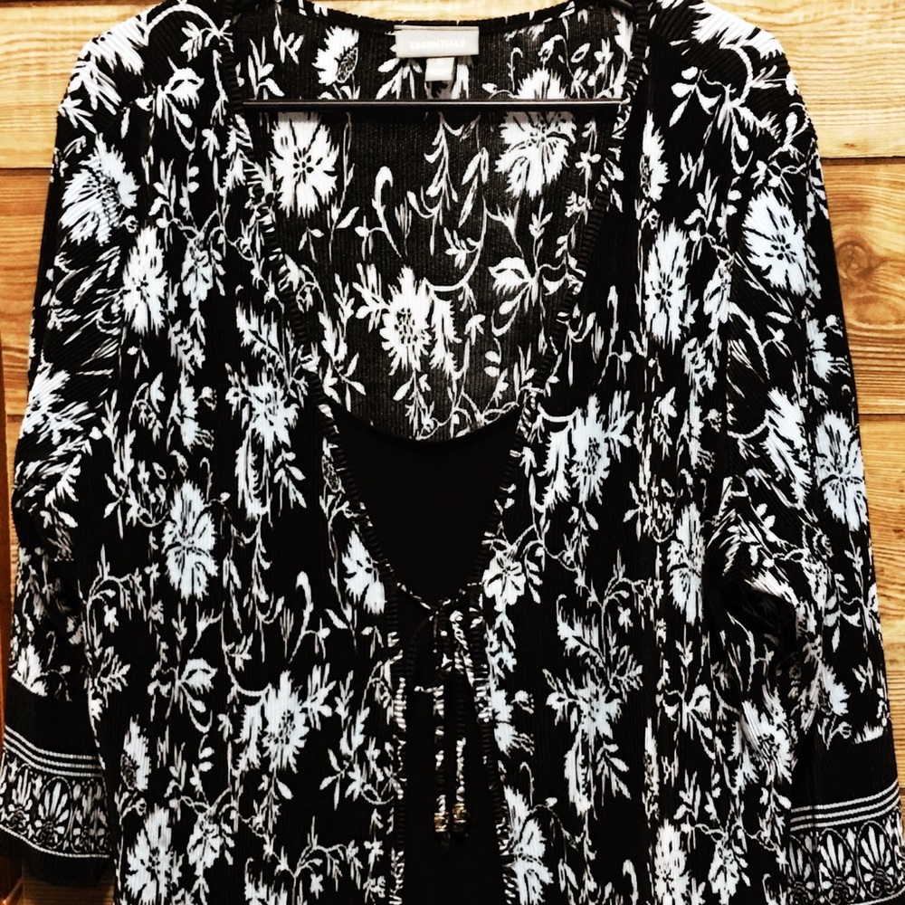 Essentials layered top 1x. Black & lt blue.